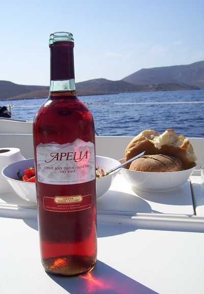 Розовое вино на фоне синего моря.