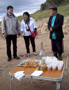 Староверы встречают гостей хлебом-солью и самогоном.